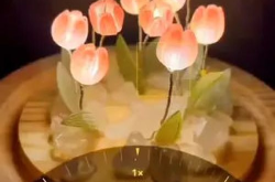 郁金香小夜灯小姐姐画,点亮梦境的治愈之光